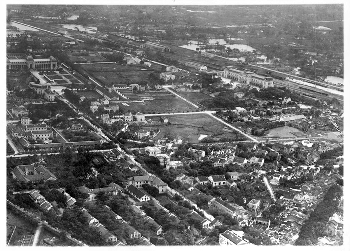 Khu phố Tây Hà Nội. Nhà đấu xảo (nay là Cung văn hóa Hữu Nghị) ở góc trên bên trái. Ga Hà Nội ở góc trên bên phải.