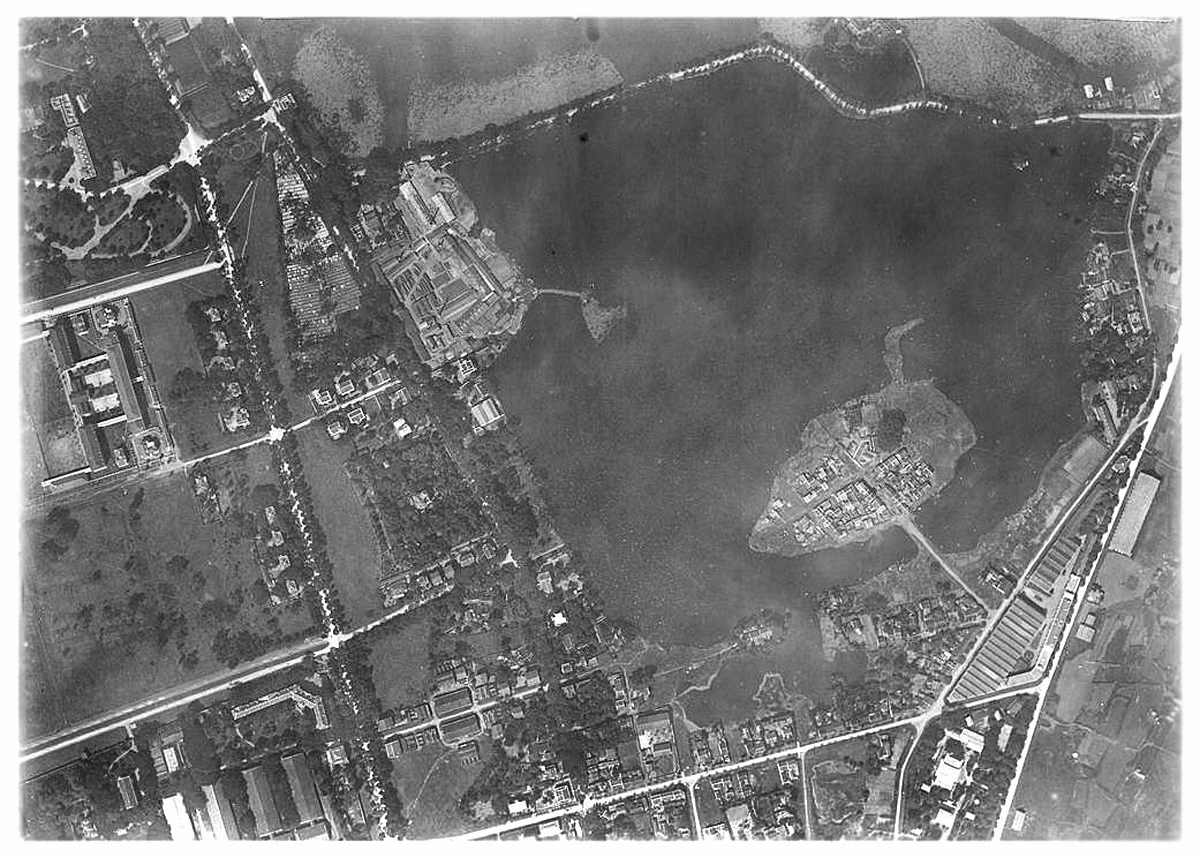 Toàn cảnh hồ Trúc Bạch. Đường Cổ Ngư (Thanh Niên) ở phía trên. Bán đảo Ngũ Xã ở phía dưới.