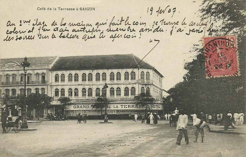 Quán Grand Café de la Terrace, trên lầu là khách sạn của ông Bénard ở địa chỉ 130 Catinat (Đồng Khởi), Sài Gòn năm 1907. Tòa nhà này là tiền thân của khách sạn Caravelle.