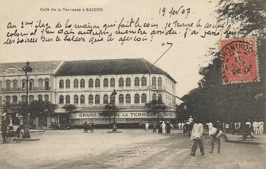 Quán Grand Café de la Terrace, trên lầu là khách sạn của ông Bénard ở địa chỉ 130 Catinat (Đồng Khởi), Sài Gòn năm 1907. Tòa nhà này là tiền thân của khách sạn Caravelle.