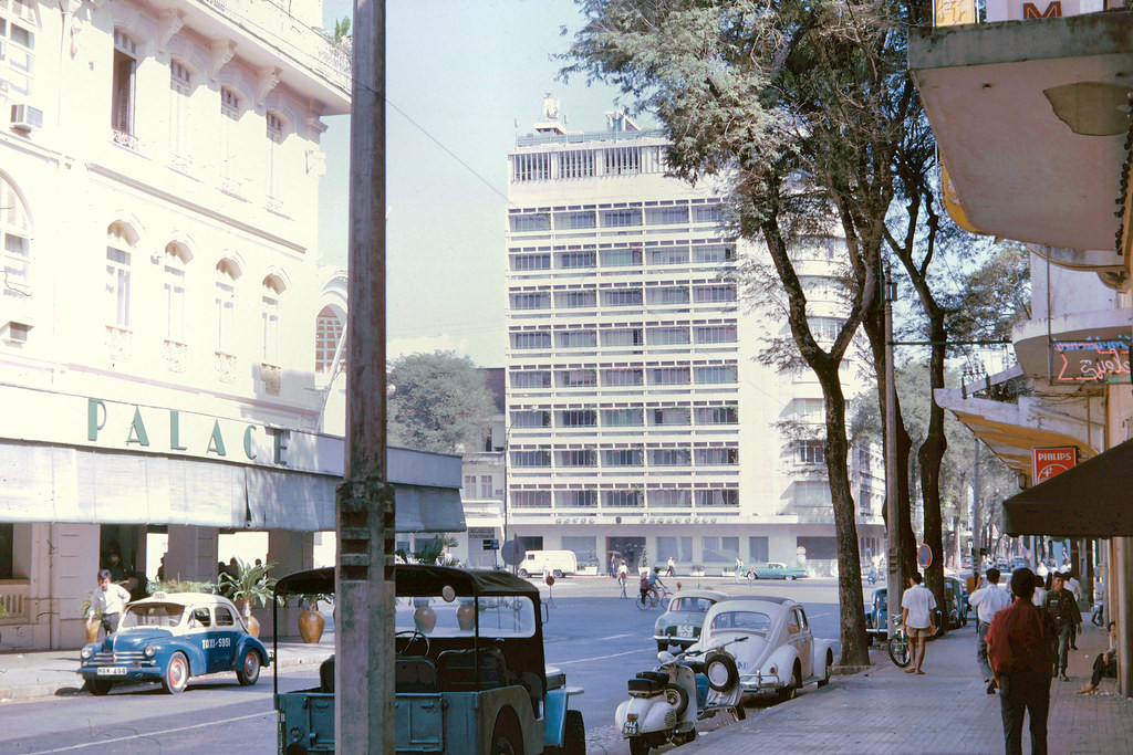 Khách sạn Caravelle nhìn từ đường Tự Do (Đồng Khởi), đối diện khách sạn Continental Palace, 1965. Ảnh: John Hansen.