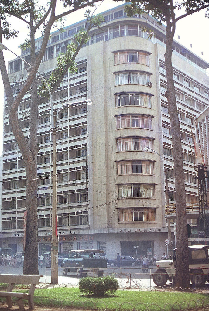 Mặt tiền khách sạn Caravelle, nhìn từ vườn hoa Công trường Lam Sơn, 1972. Ảnh: Gene Whitmer.