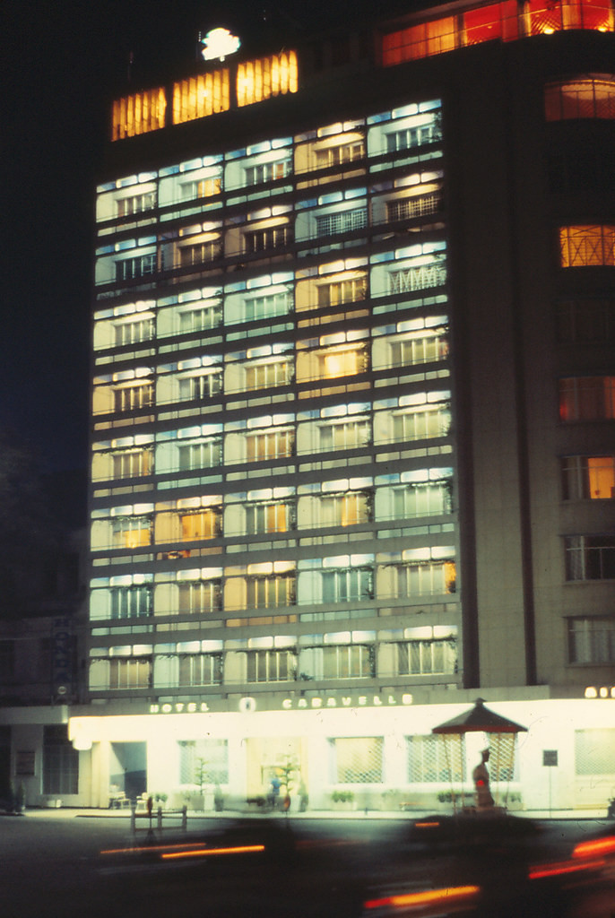 Khách sạn Caravelle buổi đêm năm 1964. Nơi đây từng tiếp đón nhiều nhân vật danh tiếng khi họ đến Việt Nam như Tổng thống Bill Clinton năm 2000, diễn viên Brendan Fraser và Michael Caine, nhà thiết kế thời trang Pierre Cardin... Ảnh: Iparkes