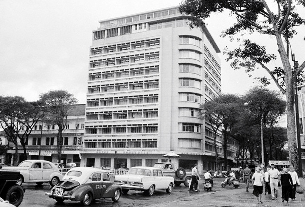Khách sạn Caravelle năm 1966. Được xây từ năm 1957-1959, khách sạn Caravelle có 10 tầng, lúc bấy giờ là tòa nhà hiện đại và cao nhất Sài Gòn. Ảnh: Bettmann/CORBIS.