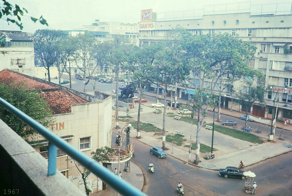 Từ ban-công khách sạn Caravelle nhìn ra Công trường Lam Sơn, 1967. Với địa điểm thuận lợi giữa thành phố cùng đầy đủ tiện nghi nên chính phủ New Zealand và Australia đã từng mướn một căn trong tòa cao ốc làm đại sứ quán.