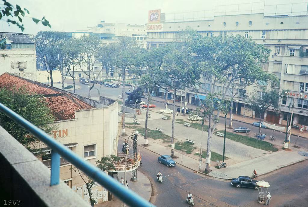 Từ ban-công khách sạn Caravelle nhìn ra Công trường Lam Sơn, 1967. Với địa điểm thuận lợi giữa thành phố cùng đầy đủ tiện nghi nên chính phủ New Zealand và Australia đã từng mướn một căn trong tòa cao ốc làm đại sứ quán.