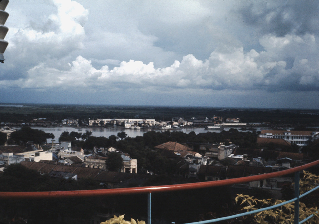 Từ sân thượng nhìn ra sông Sài Gòn, 1961. Các hãng truyền hình Hoa Kỳ CBS, ABC và nhật báo New York Times đều đặt trụ sở ở khách sạn Caravelle thời chiến tranh Việt Nam. Ảnh: Janice.