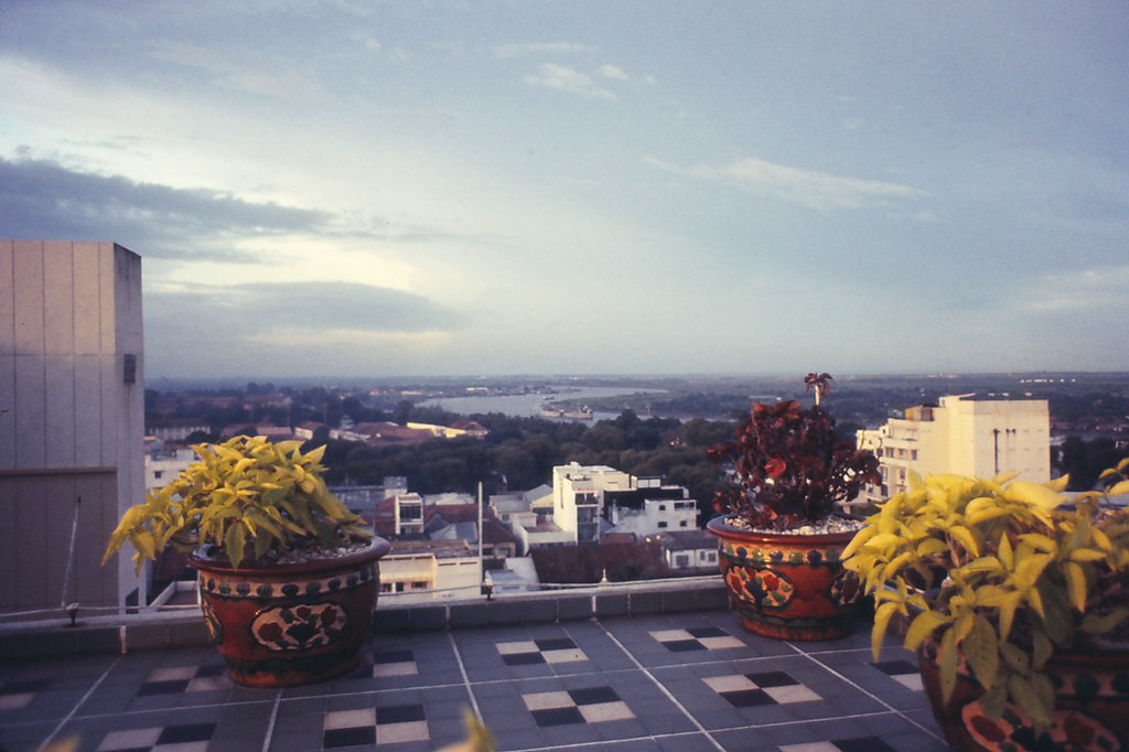 Trên sân thượng khách sạn Caravelle, 1964. Đây là nơi nhóm họp của các ký giả kỳ cựu quốc tế thời chiến tranh Việt Nam. Ảnh: Iparkes.