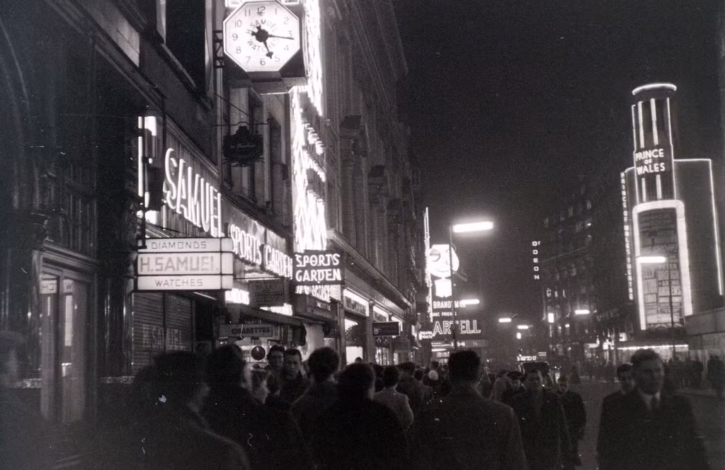 Một hình ảnh ngác về phố Coventry tối ngày 1/3/1957.