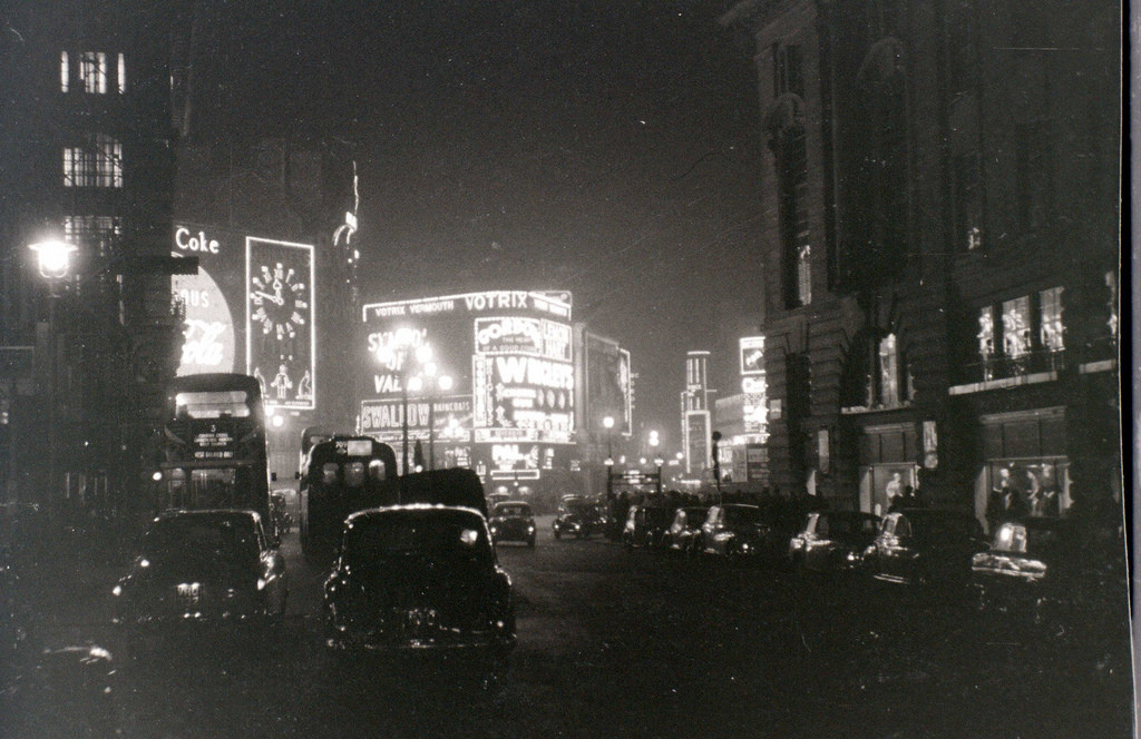Vòng xoay Piccadilly Circus nhìn từ phố Regent, 5/11/1955.
