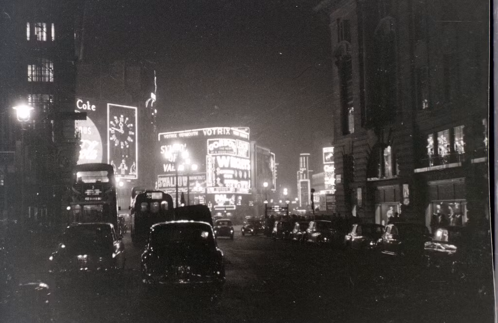 Vòng xoay Piccadilly Circus nhìn từ phố Regent, 5/11/1955.