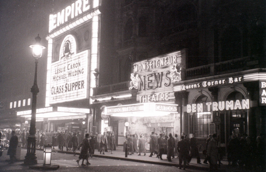 Rạp Empire sáng rực một góc quảng trường Leicester, 5/11/1955.