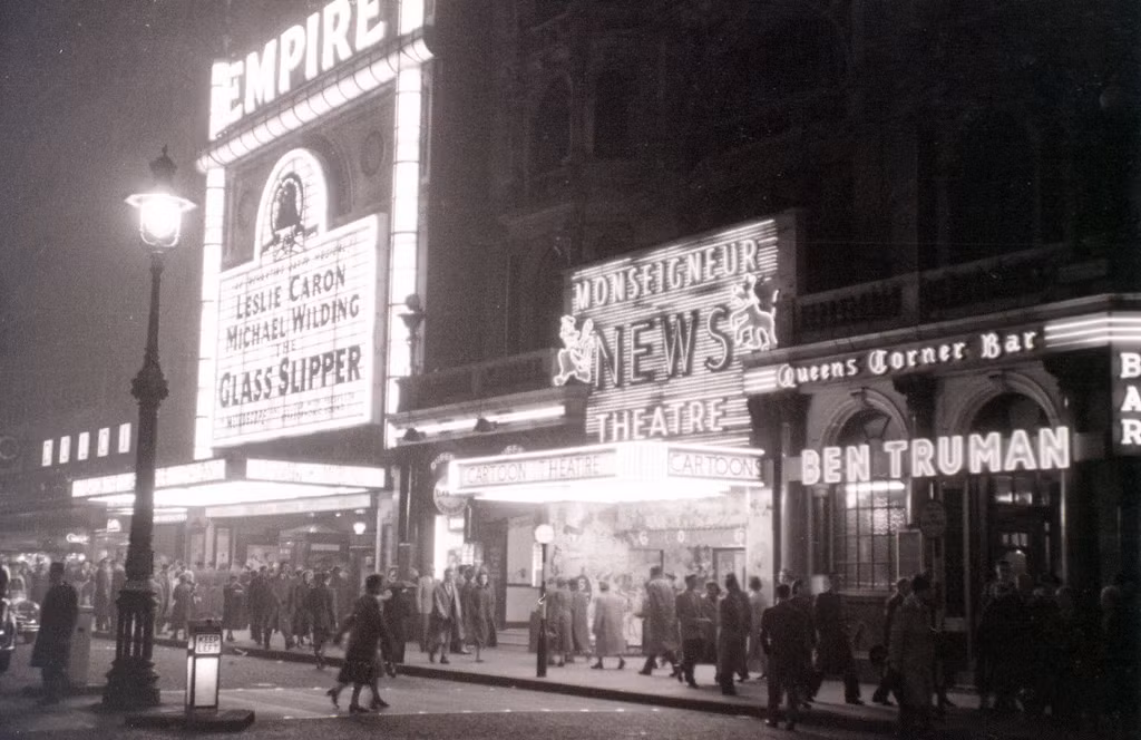 Rạp Empire sáng rực một góc quảng trường Leicester, 5/11/1955.