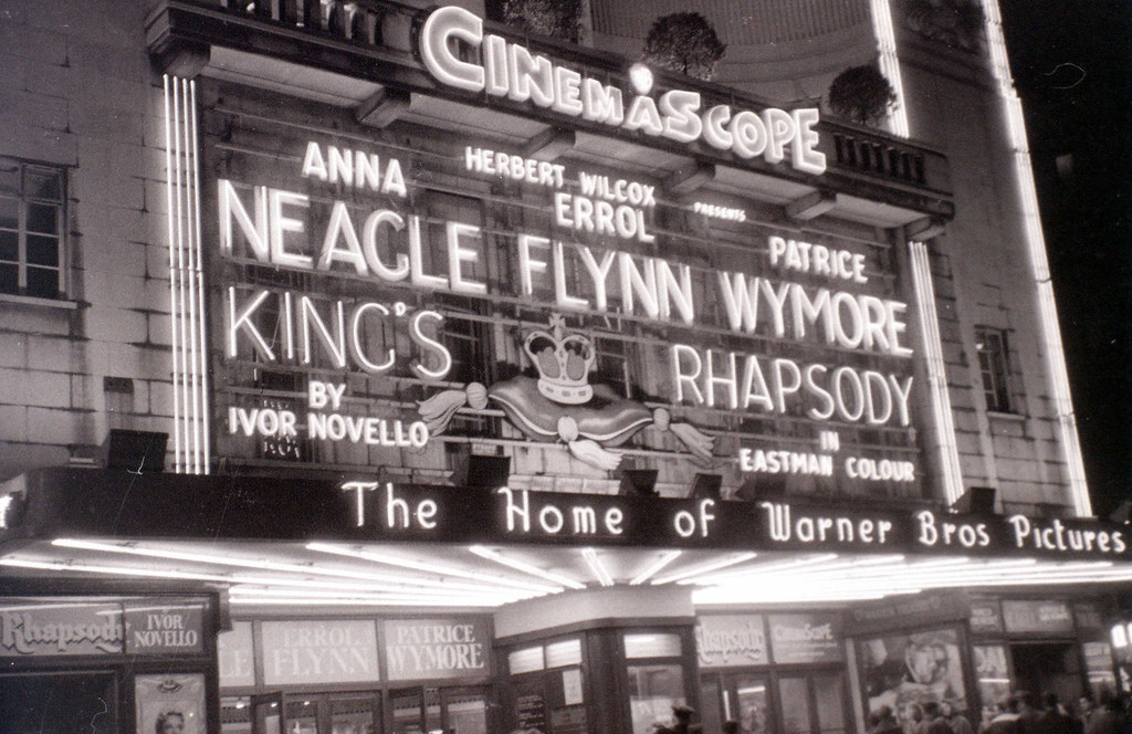 Tấm bảng neon của rạp Warner, quảng trường Leicester, London ngày 5/11/1955
