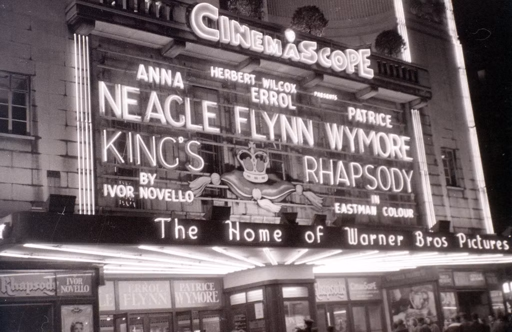 Tấm bảng neon của rạp Warner, quảng trường Leicester, London ngày 5/11/1955