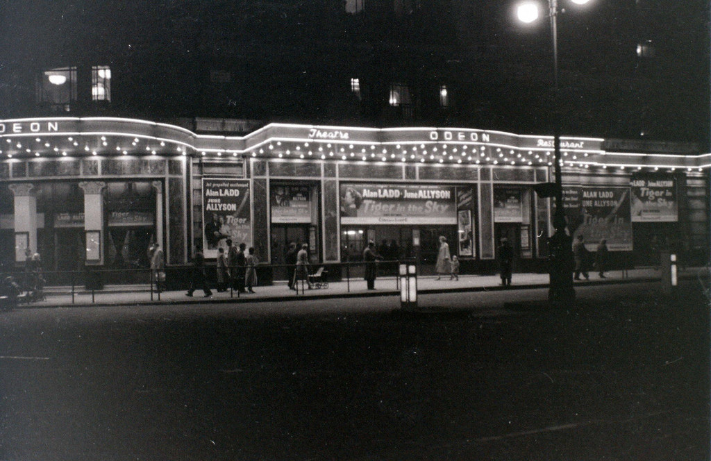 Rạp Odeon gần Cổng Cẩm Thạch, 5/11/1955.