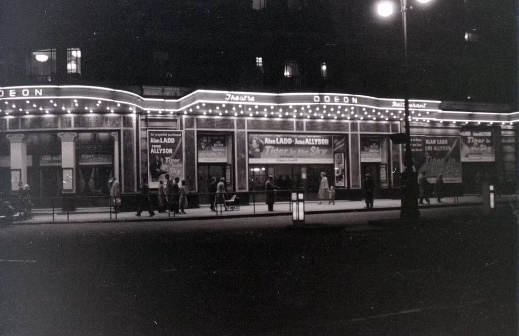 Rạp Odeon gần Cổng Cẩm Thạch, 5/11/1955.