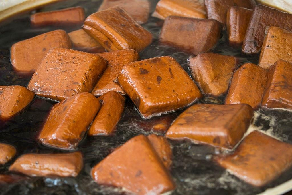  1. Đậu phụ thối: Chỉ nghe đến tên, thực khách cũng hình dung được món ăn này không hề dễ ăn chút nào. Tuy vậy, đậu phụ thối là món ăn phổ biến và bổ dưỡng ở Trung Quốc được làm từ đậu phụ lên men. Để cho ra lò một miếng đậu có mùi thối đặc trưng, người ta phải trải qua nhiều công đoạn như bọc kín đậu để trong vài ngày. Đến khi đậu đã mọc mốc, đầu bếp lại mang đi chấm muối rồi ngâm trong hũ ít ngày mới thu được thành quả. Ảnh: Getty.