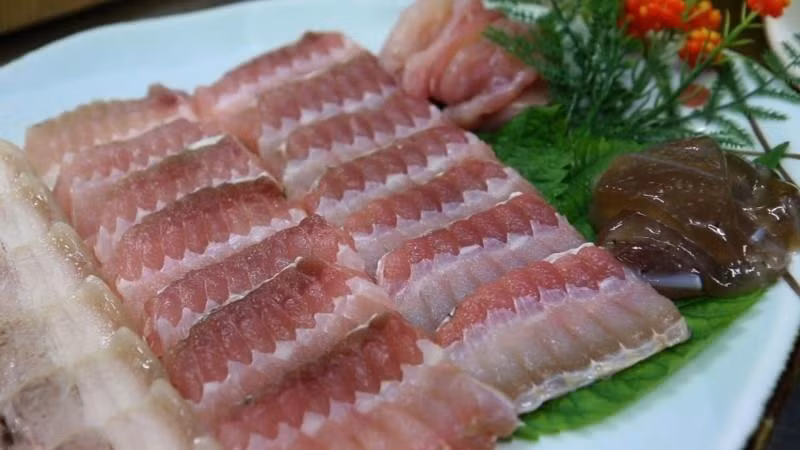  5. Hongeo: Món ăn được làm tự thịt cá đuối lên men sau đó thái mỏng và ăn sống là đặc sản có 1-0-2 của Hàn Quốc. Nhiều người cho rằng mùi của Hongeo giống mùi của nhà vệ sinh. Đặc biệt, mùi thối của món ăn này còn “đu bám” vào quần áo, da hay tóc của bạn kể cả khi ăn xong. Để làm Hongeo, người ta xếp những con cá đuối vào kho lạnh, bảo quản trong khoảng một tháng và đợi cho cá bốc mùi hôi kinh khủng nhất. Ảnh: ilbe.