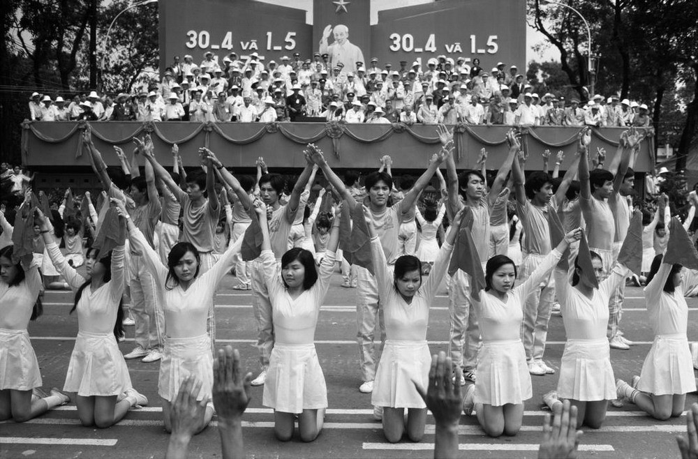 Màn đồng diễn mừng kỷ niệm 10 năm ngày thống nhất đất nước của các nam nữ thanh niên.