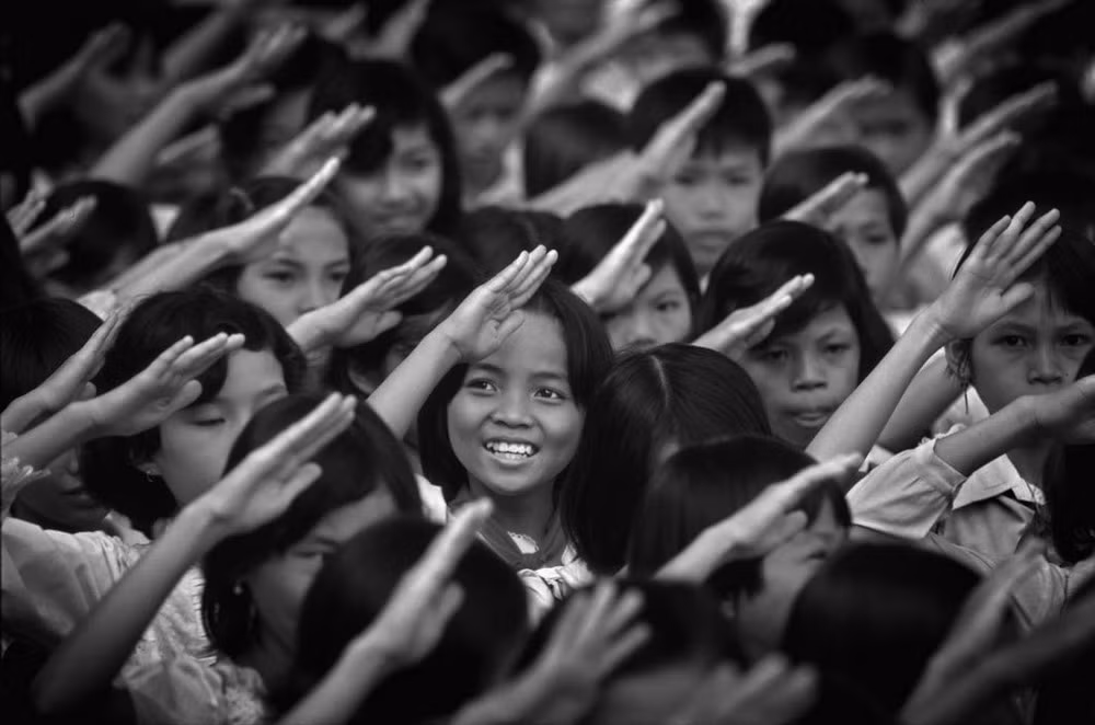 Nụ cưới của một nữ sinh trong buổi chào cờ.