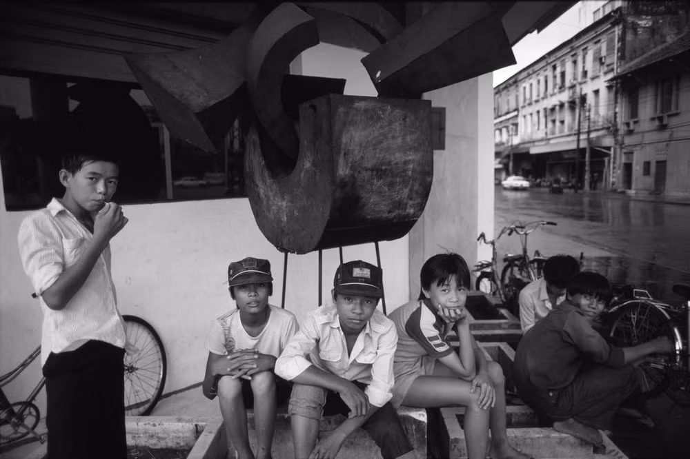 Một nhóm trẻ em trên đường phố ỏ trung tâm TP HCM.