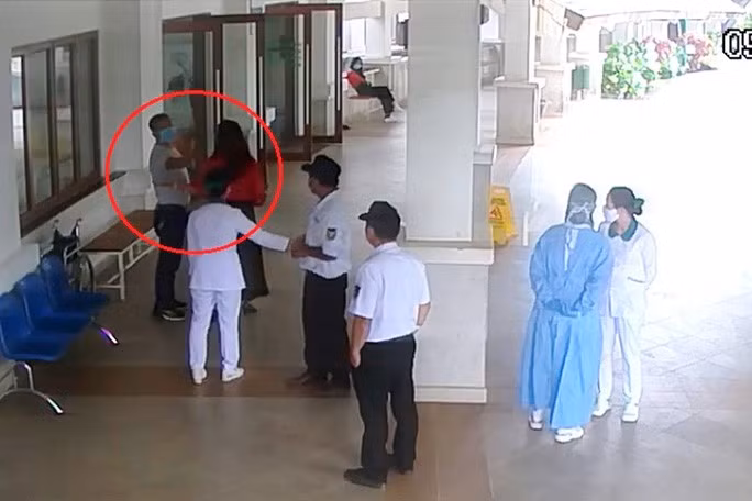 Khoi to “dai gia” danh bao ve benh vien khi duoc nhac do than nhiet