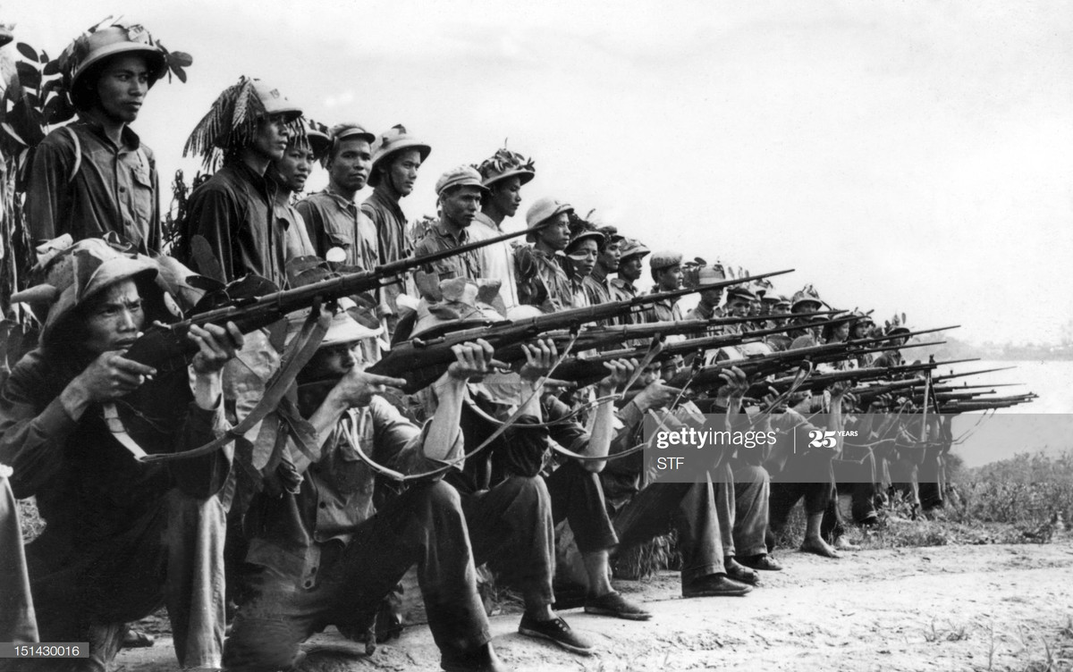 Diễn tập quân sự ở bờ sông Hồng, khu vực phường Bạch Đằng, Hà Nội ngày 19/7/1966.