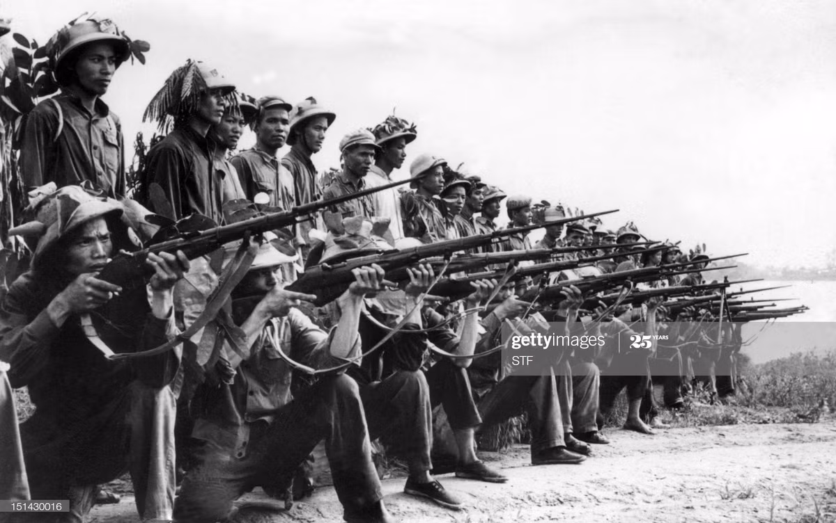 Diễn tập quân sự ở bờ sông Hồng, khu vực phường Bạch Đằng, Hà Nội ngày 19/7/1966.