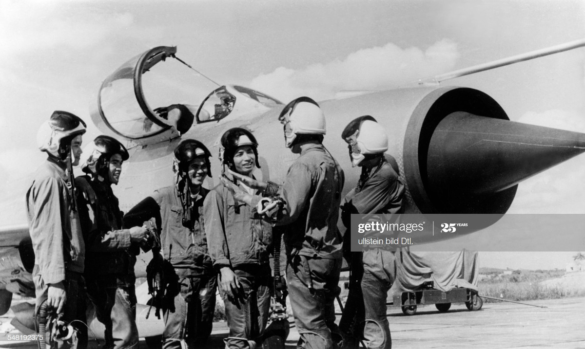 Các phi công chiến đấu của Quân đội Nhân dân Việt Nam trò chuyện bên một chiếc máy bay MiG-21, 1972.