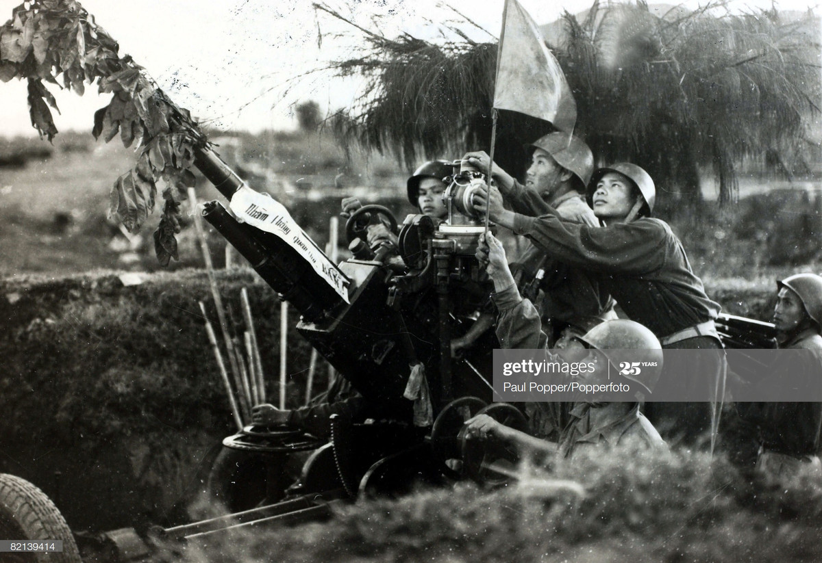 Định vị pháo phòng không để đón đường bay của máy bay Mỹ trên trận địa phía Nam Hà Nội, tháng 2/1968.
