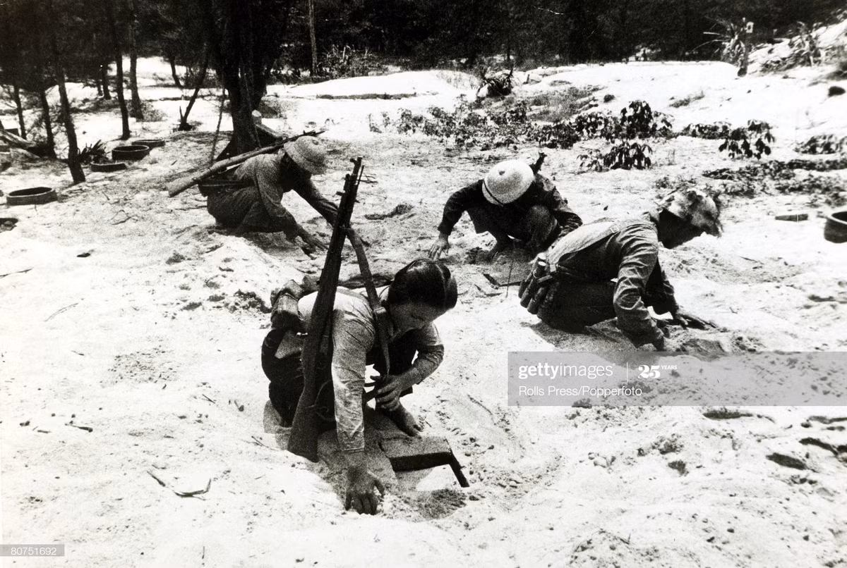 Cài mìn chống đổ bộ ở bờ biển Đồng Hới, Quảng Bình, tháng 6/1967.