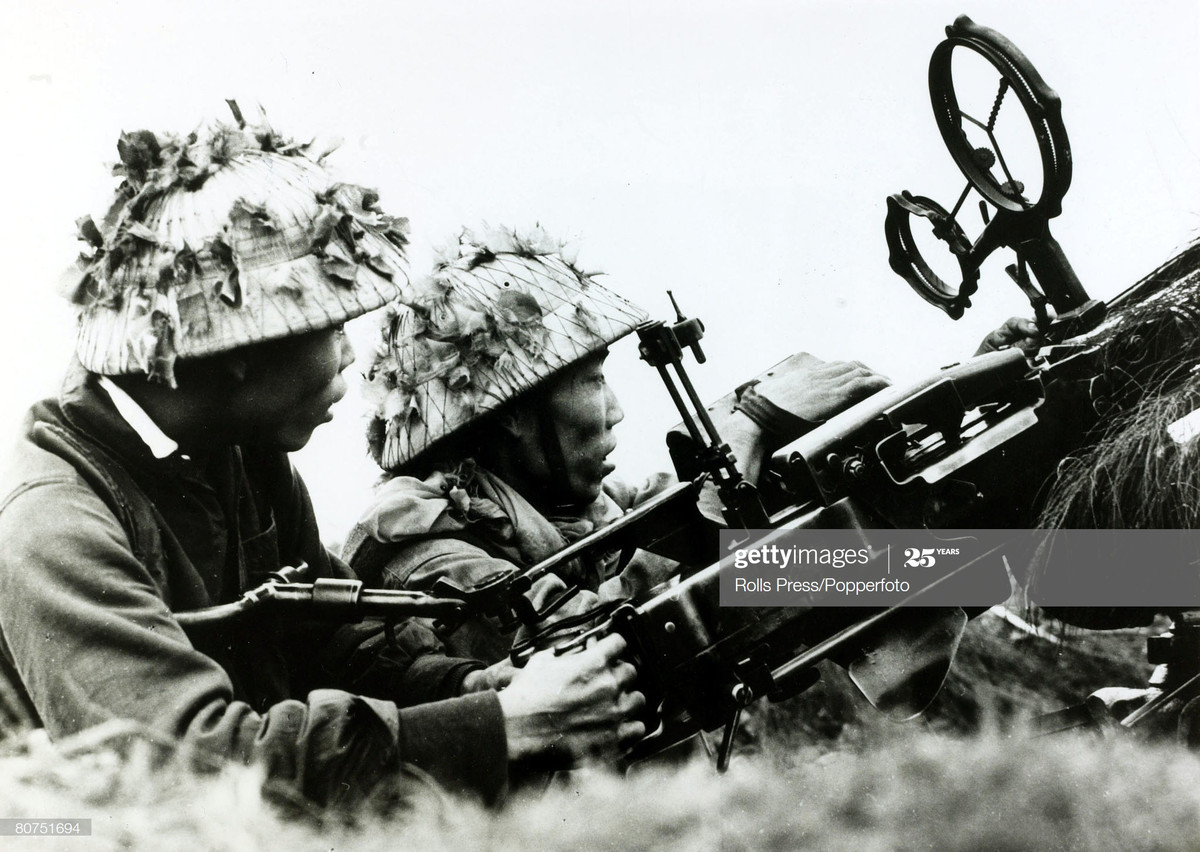 Hai chiến sĩ trực chiến bên ổ súng máy phòng không, Hà Nội tháng 4/1969.