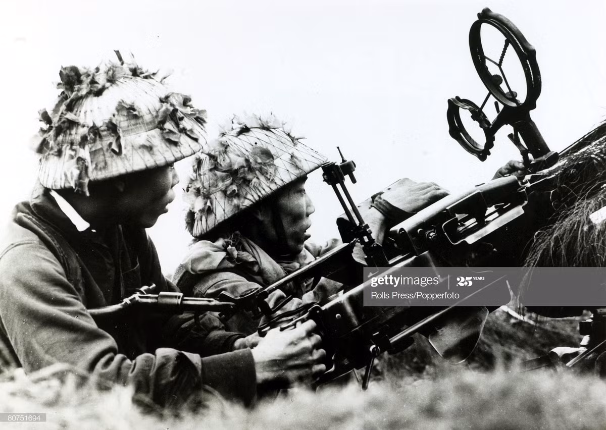 Hai chiến sĩ trực chiến bên ổ súng máy phòng không, Hà Nội tháng 4/1969.