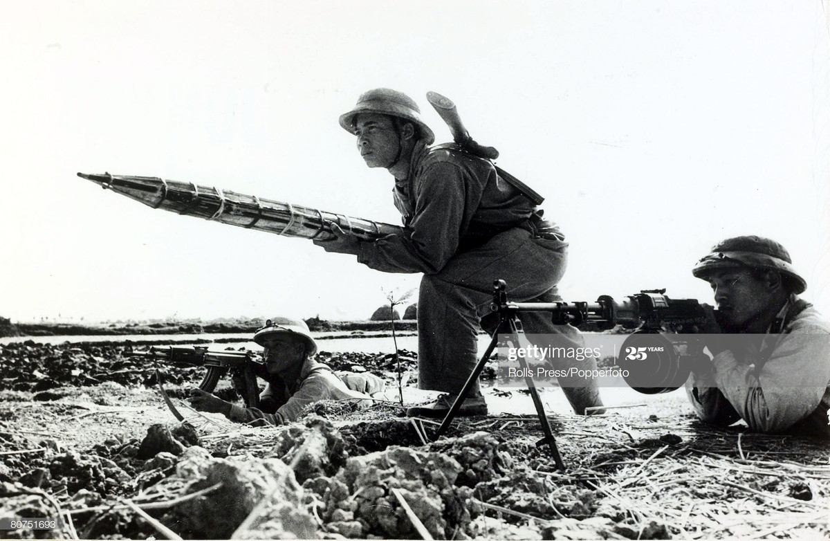 Một chiến sĩ sử dụng mô hình súng chống tăng làm bằng tre và bê tông trong diễn tập chiến đầu, 1966.