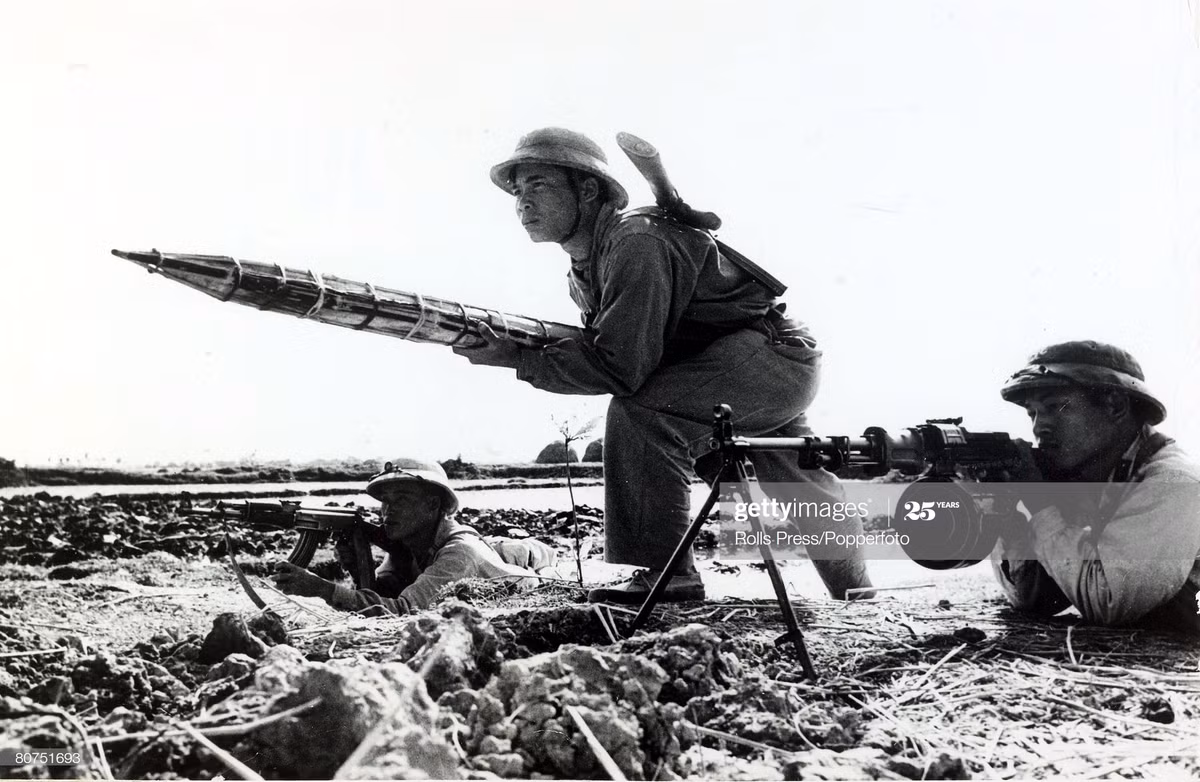 Một chiến sĩ sử dụng mô hình súng chống tăng làm bằng tre và bê tông trong diễn tập chiến đầu, 1966.