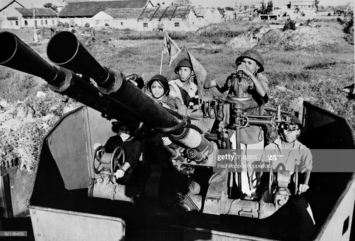 Một khẩu đội pháo phòng không sẵn sàng đối mặt với kẻ thù để bảo vệ bầu trời miền Bắc thời kháng chiến chống Mỹ, cuổi thập niên 1960.