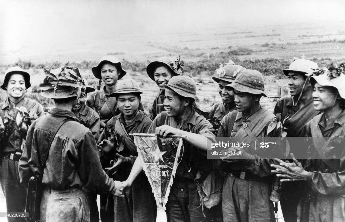 Một đơn vị chiến đấu có nhiều thành tích được trao tặng cờ hiệu ở Bắc Quảng Trị, 1969.