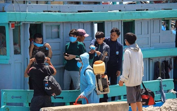 Bon ngu dan bi dam chim tau o Hoang Sa da vao bo an toan