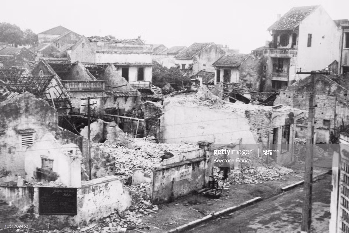 Những ngôi nhà bị phá hủy sau một vụ đánh bom của Mỹ vào Hà Nội, ngày 5/1/1967.