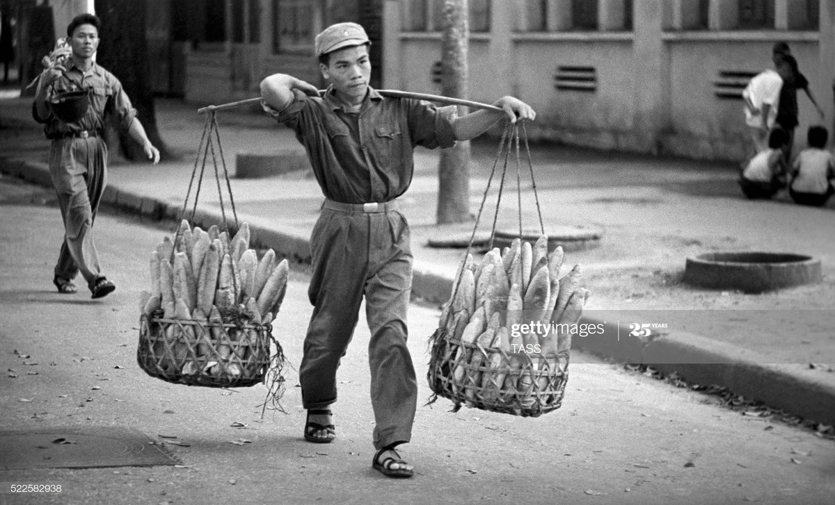 Một chiến sĩ gánh bánh mì về doanh trại ở Hà Nội, tháng 10/1967.