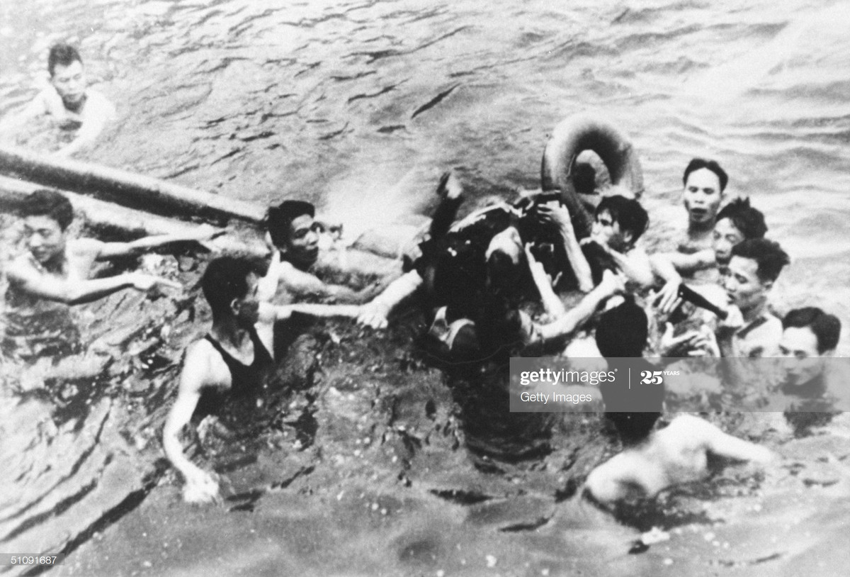 Phi công Mỹ John McCain bị quân dân Hà Nội bắt sống ở hồ Trúc Bạch ngày 26/10/1967. Chiếc máy bay A-4E Skyhawk của ông này đã bị tên lửa đất đối không Việt Nam bắn hạ khi xâm phạm bầu trời Hà Nội.