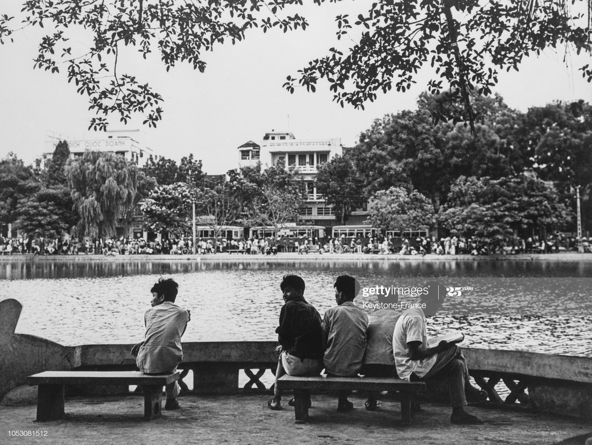 Khoảnh khắc bình yên hiếm hoi ở bờ hồ Gươm Hà Nội, tháng 10/1967.