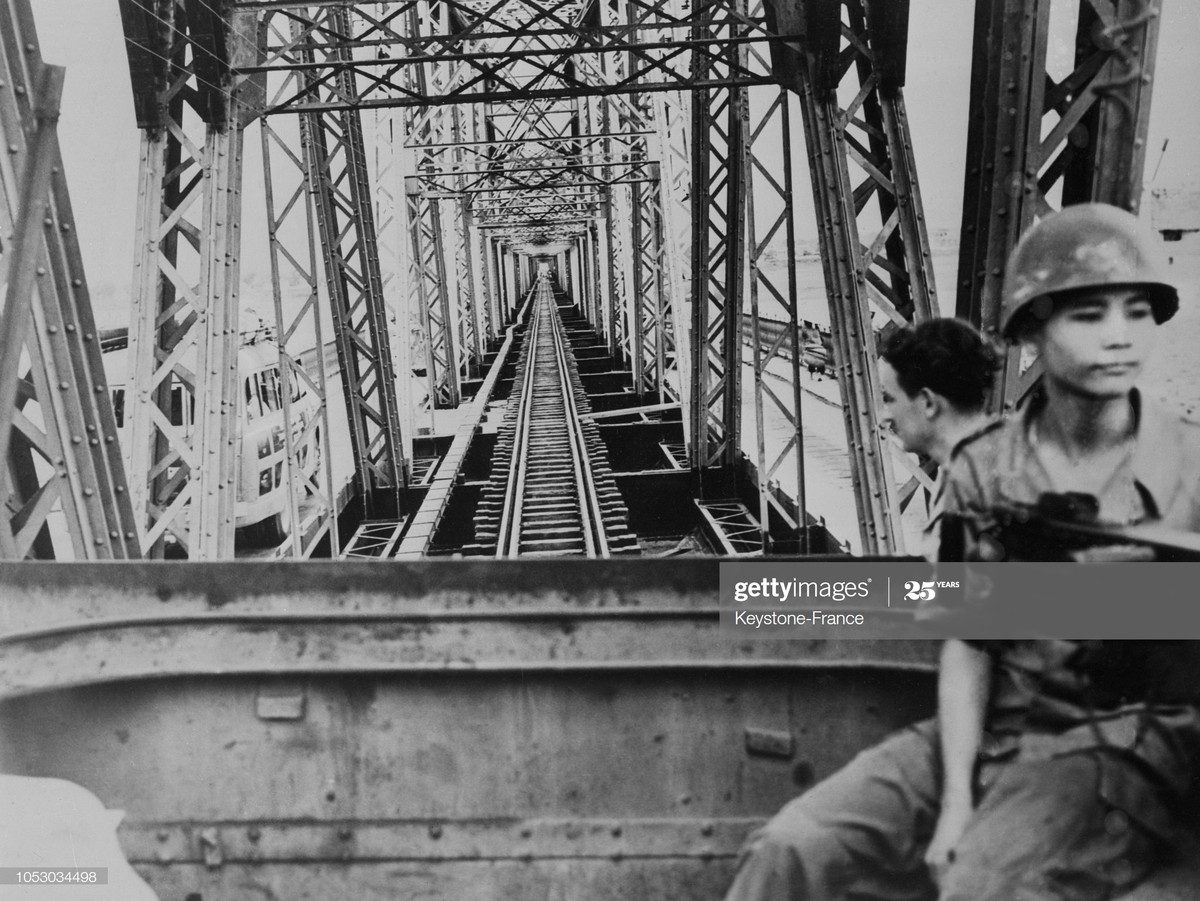 Cầu Long Biên trước khi bị bom Mỹ đánh sập, 1967.