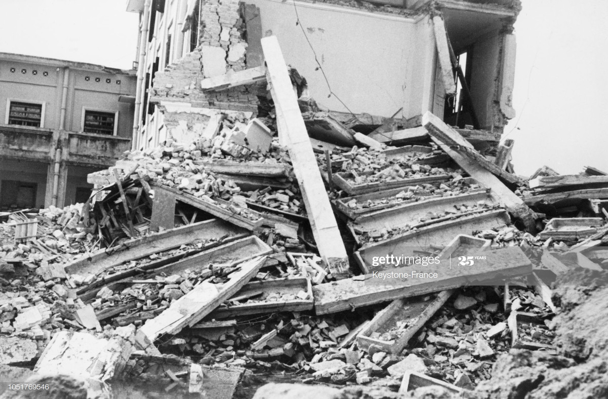 Cận cảnh đống đổ nát của một tòa nhà, 5/1/1967.