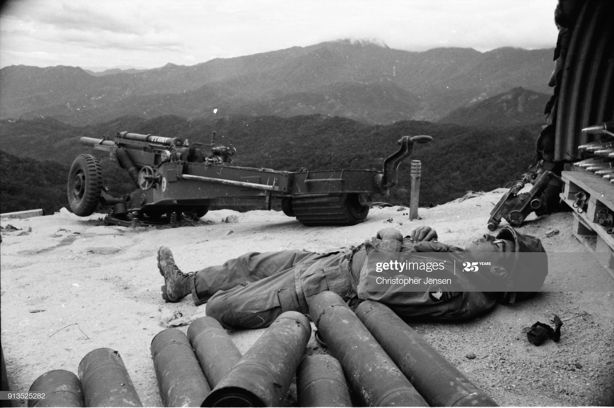 Một binh sĩ nằm ngủ cạnh các ống đạn pháo 105 mm tại căn cứ hỏa lực Ripcord, Tây Thừa Thiên, 16/7/1970. Christopher Jensen chụp bức ảnh trong cuộc bao vây kéo dài từ ngày 1-23/7/1970, được gọi là trận đánh Cao điểm 935. Mỹ mất 75 mạng người và phải bỏ cứ điểm trong trận này.