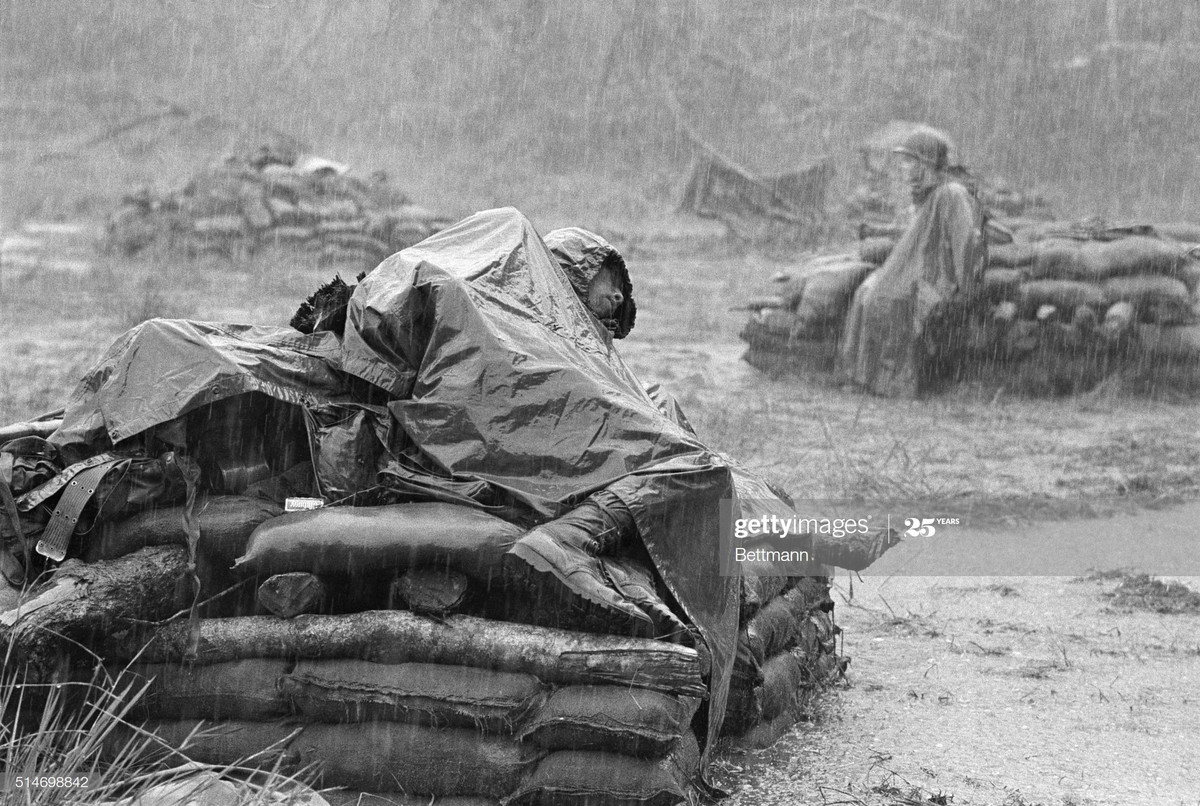 Bức ảnh của phóng viên người Nhật Toshio Sakai ghi lại giấc ngủ trên boong-ke trong trận mưa lớn của một lính Mỹ thuộc Sư đoàn 1 Bộ binh, sau một trận đánh ở phía Đông Bắc Phúc Vinh, Quảng Ngãi, 17/6/1967. Bức ảnh này đã giành giải thưởng Pulitzer.