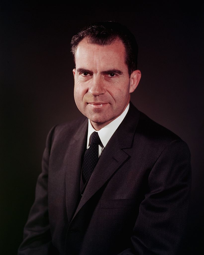 4. Richard Nixon (1913-1994) là vị Tổng thống Mỹ tai tiếng nhất thời chiến tranh Việt Nam. Dưới thời Nixon, Mỹ thực hiện chiến lược “Việt Nam hóa chiến tranh”, có mục tiêu rút quân nhưng để lại cố vấn chỉ huy, viện trợ lớn cho chế độ Sài Gòn, đồng thời đưa miền Bắc "về thời đồ đá".