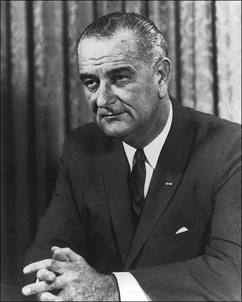 3. Tổng thống Lyndon B. Johnson (1908-1973) để lại dấu ấn trong cuộc chiến tranh Việt Nam với chiến lược “Chiến tranh cục bộ”. Với chiến lược này, Mỹ trực tiếp đưa quân sang Việt Nam, thực hiện “tìm và diệt” ở miền Nam và đẩy mạnh chiến tranh phá hoại miền Bắc trên quy mô lớn.