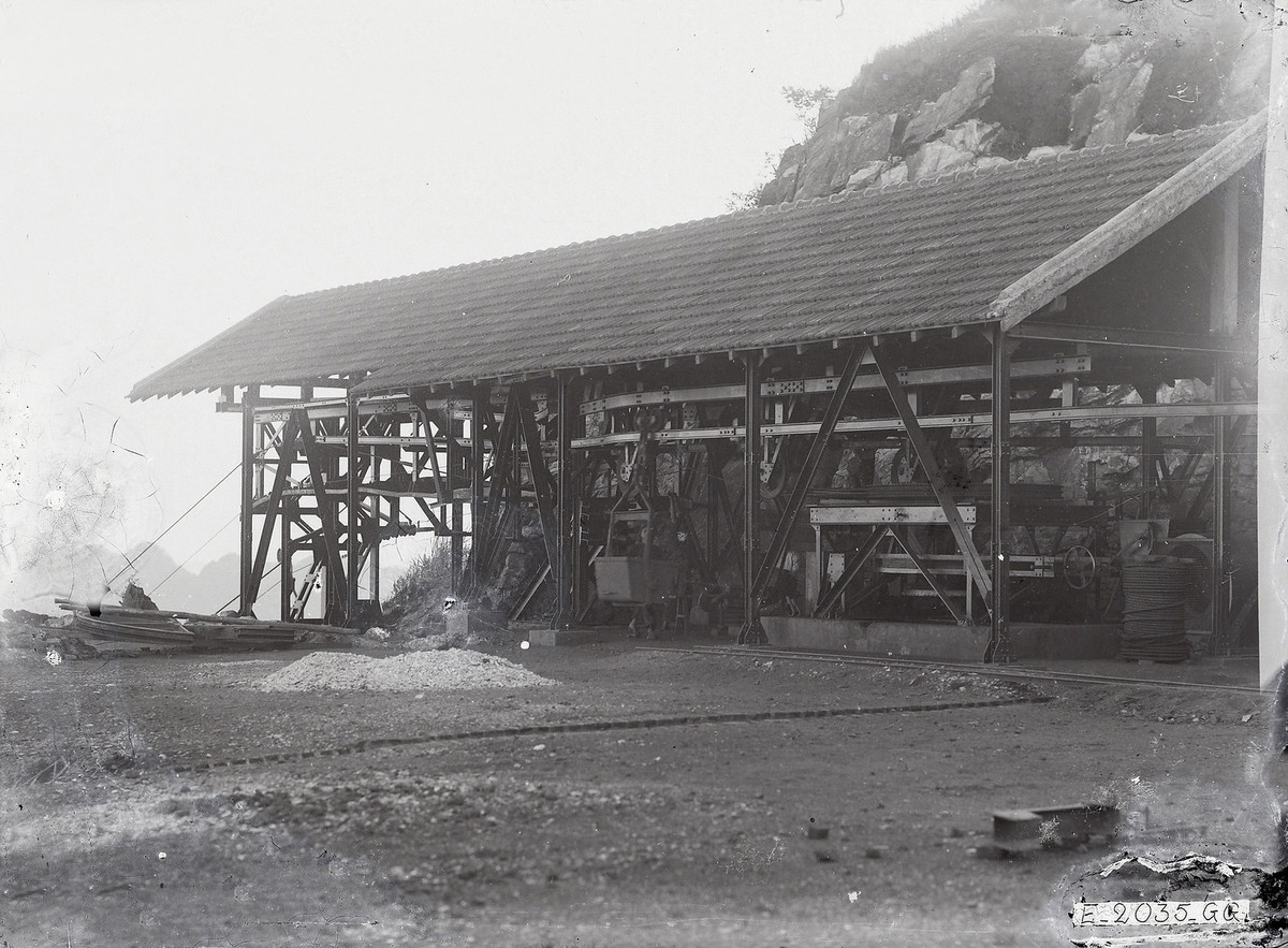 Ga cáp treo với hệ thống máy móc cơ khí đồ sộ.